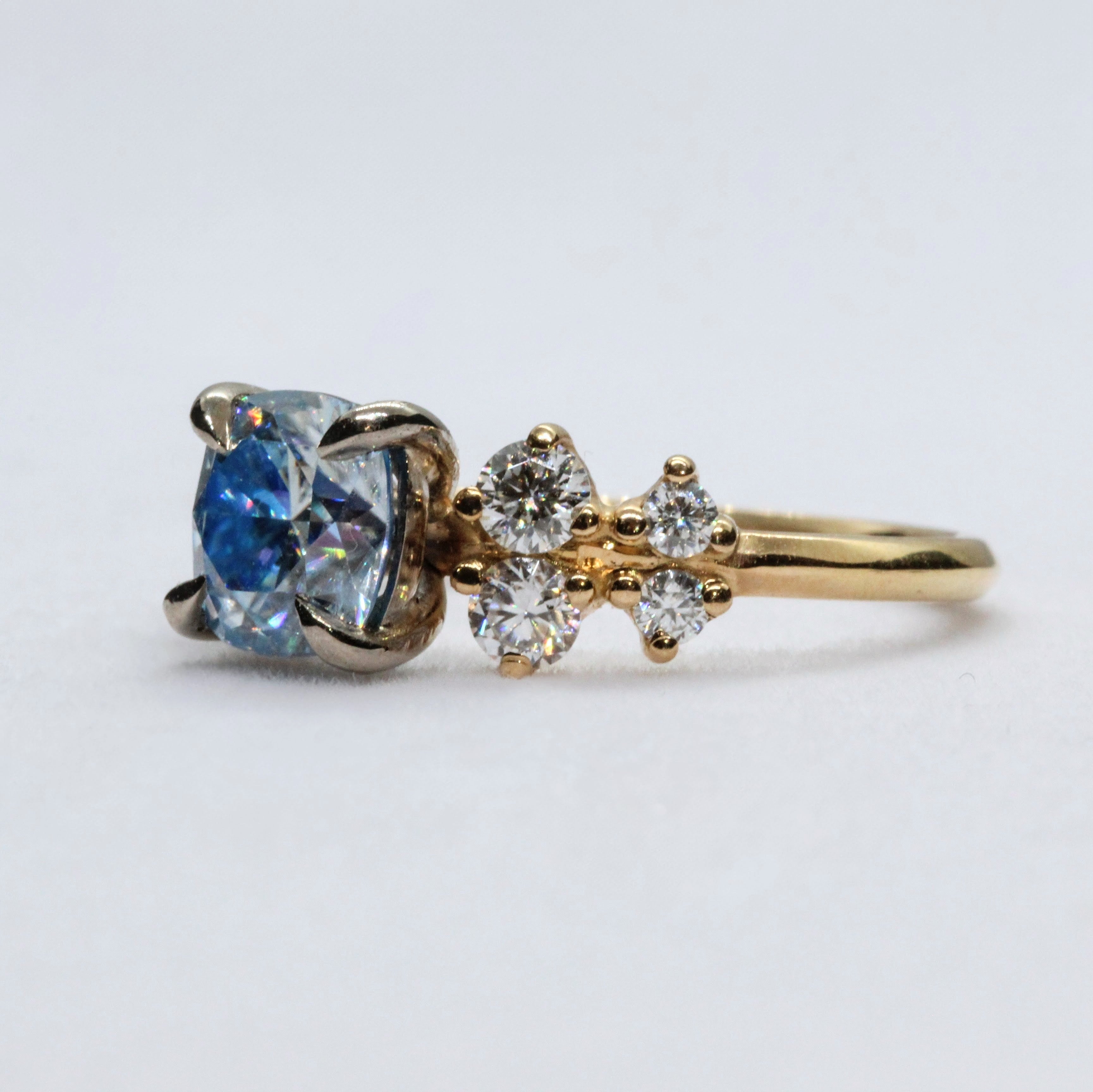 18K Rödguld Moissanite-ring med Ljusblå Centersten och Klusterfattning