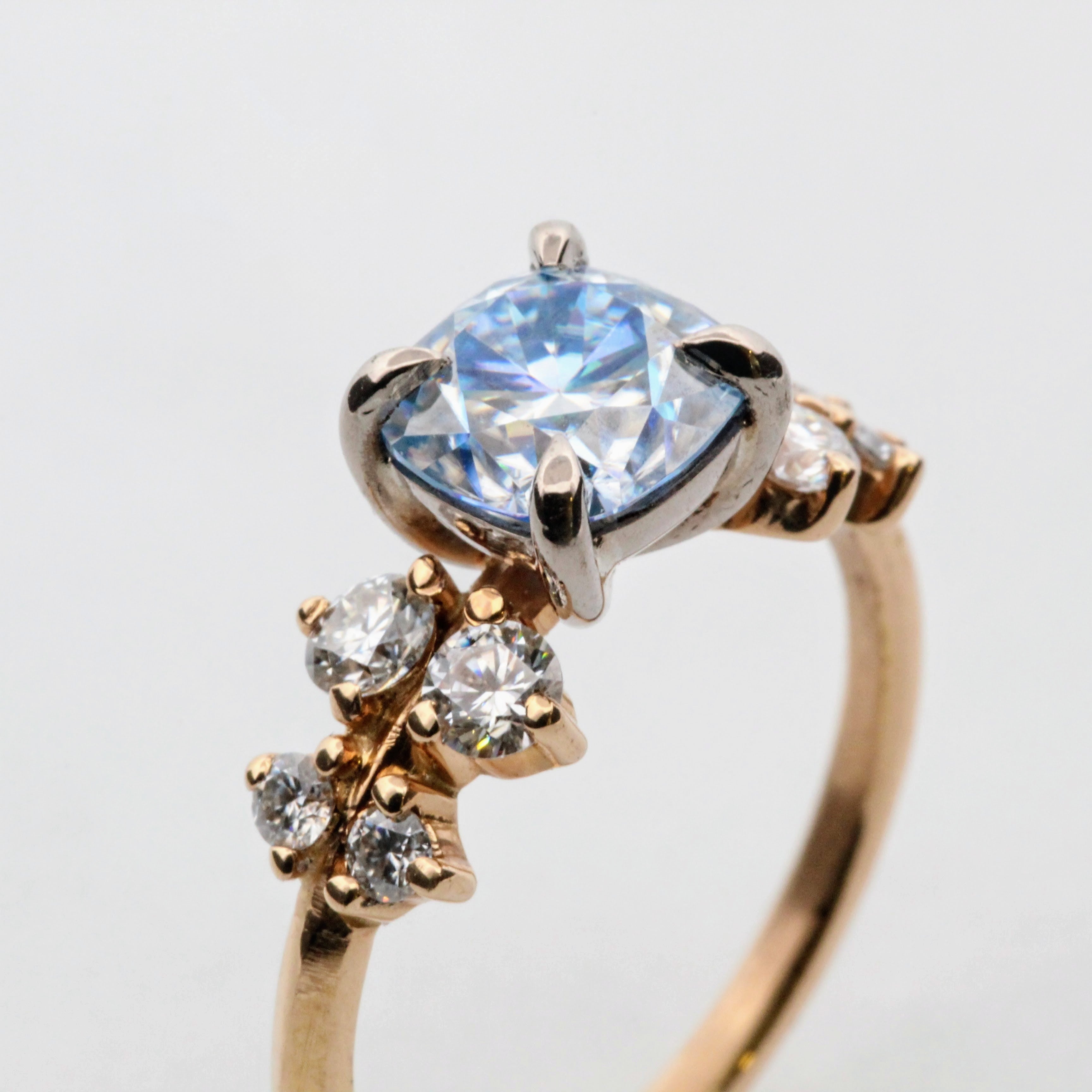 18K Rödguld Moissanite-ring med Ljusblå Centersten och Klusterfattning