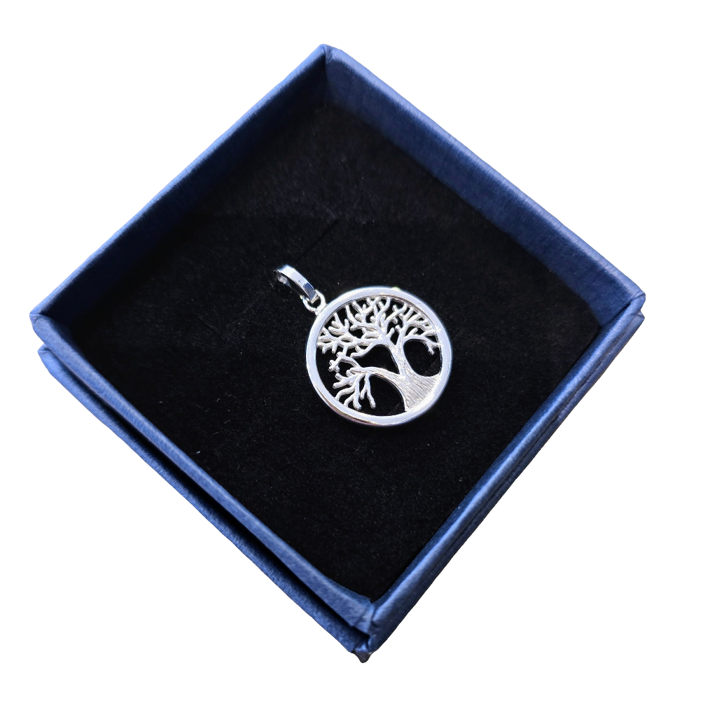 Elegant hängsmycke i äkta silver med design inspirerad av livets träd – en tidlös och meningsfull present till henne för födelsedag, årsdag eller alla hjärtans dag.