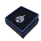 Elegant hängsmycke i äkta silver med design inspirerad av livets träd – en tidlös och meningsfull present till henne för födelsedag, årsdag eller alla hjärtans dag.