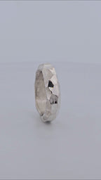 Stilrent herrring i äkta silver med tidlös design – en perfekt present för honom på födelsedag, årsdag eller speciella tillfällen.