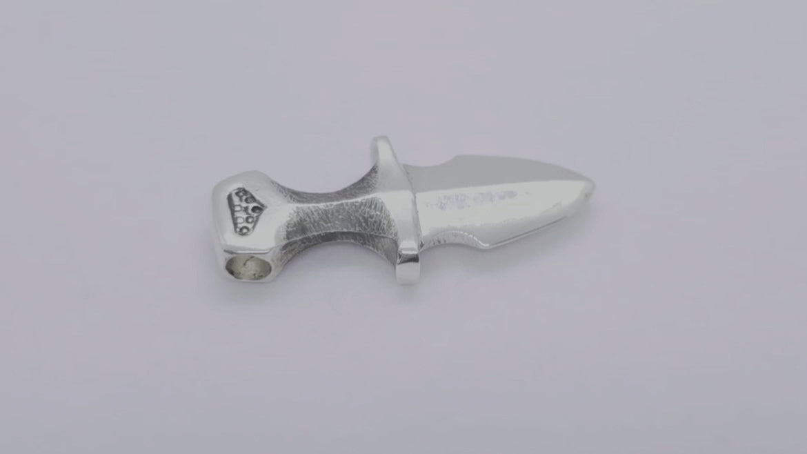 Stilfullt hängsmycke i äkta silver i form av en dolk – en tidlös och unik present för honom.