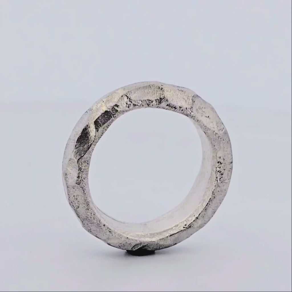 Elegant ring i äkta silver med tidlös design – perfekt smycke för honom, en stilfull present för födelsedag, årsdag eller speciella tillfällen.