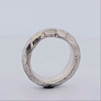 Elegant ring i äkta silver med tidlös design – perfekt smycke för honom, en stilfull present för födelsedag, årsdag eller speciella tillfällen.