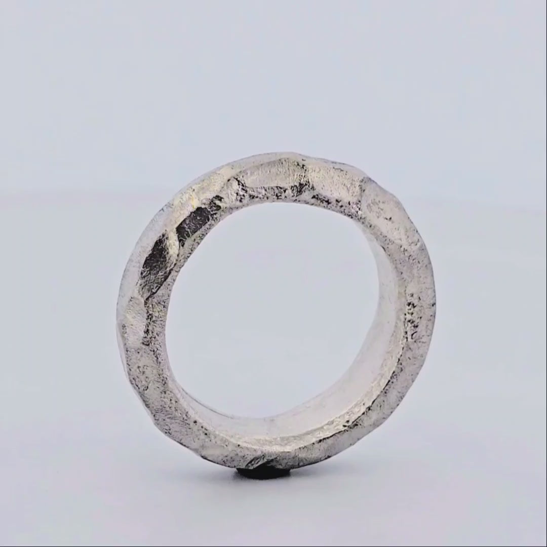 Elegant ring i äkta silver med tidlös design – perfekt smycke för honom, en stilfull present för födelsedag, årsdag eller speciella tillfällen.