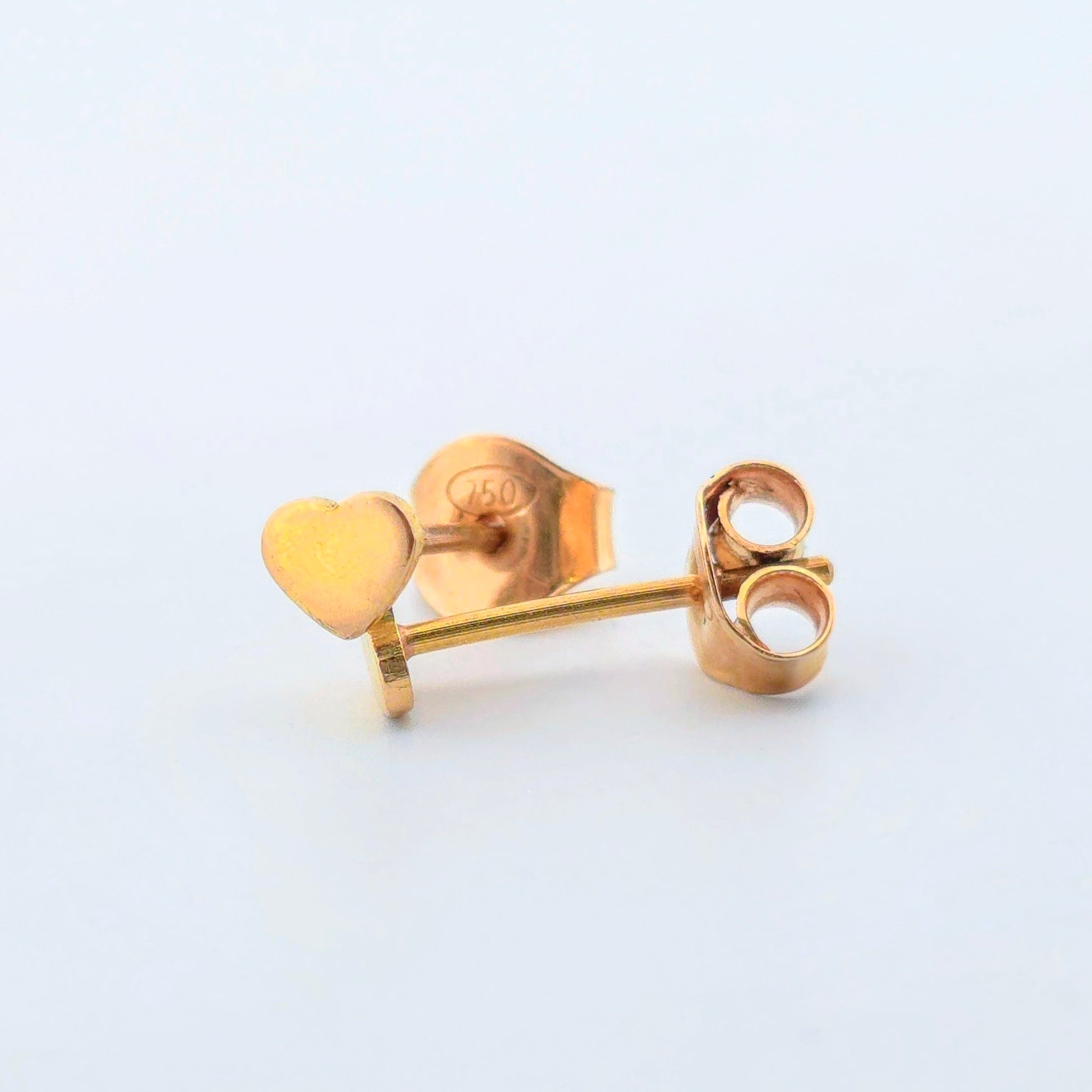 Exklusiva hjärtörhängen i 18 karat guld med elegant, polerad yta – perfekt som romantisk gåva eller lyxig accessoar.