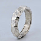 Stilrent herrring i äkta silver med tidlös design – en perfekt present för honom på födelsedag, årsdag eller speciella tillfällen.