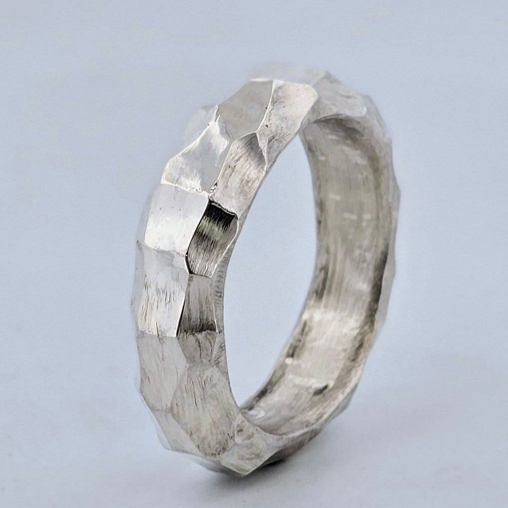 Stilrent herrring i äkta silver med tidlös design – en perfekt present för honom på födelsedag, årsdag eller speciella tillfällen.