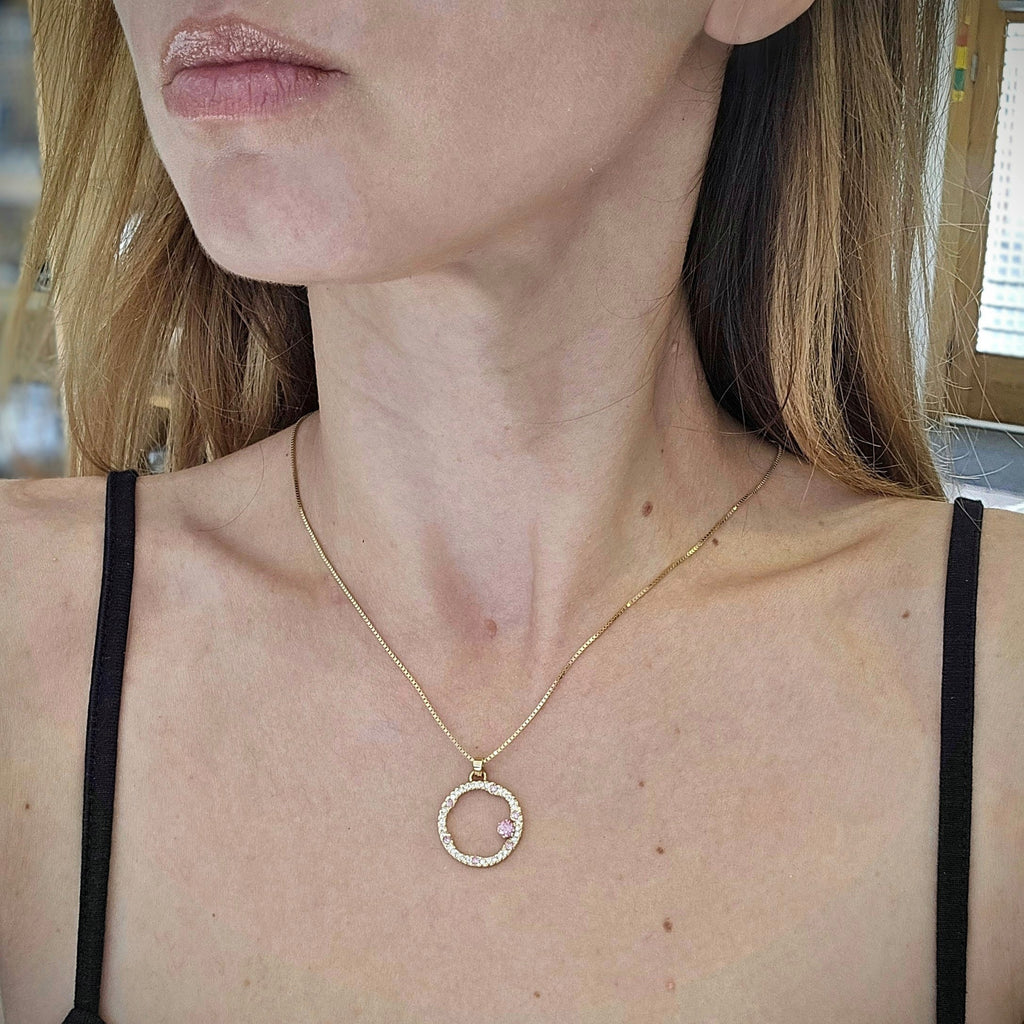 Hänge i 18k rödguld med en cirkelform prydd med vita och rosa moissaniter 