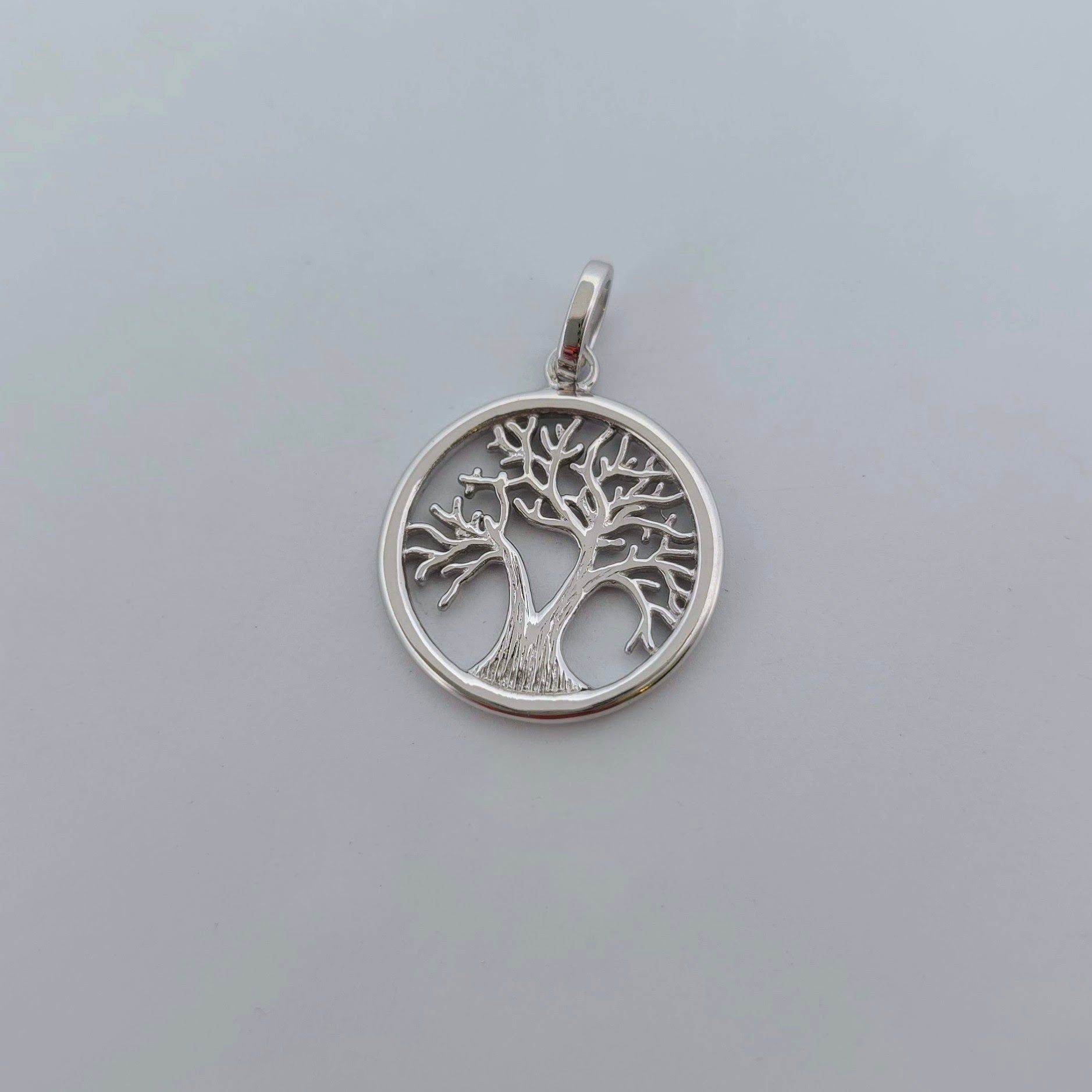 Elegant hängsmycke i äkta silver med design inspirerad av livets träd – en tidlös och meningsfull present till henne för födelsedag, årsdag eller alla hjärtans dag.