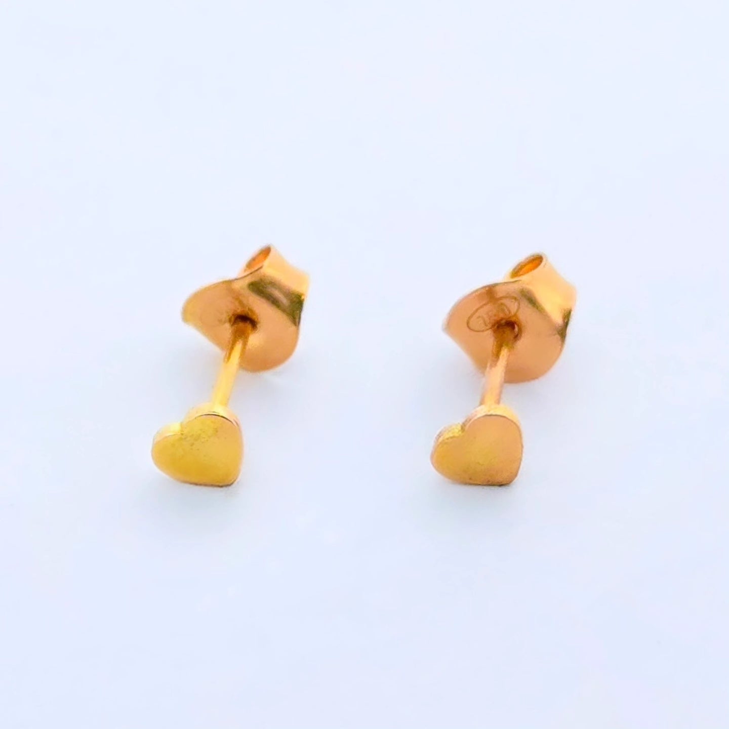 Exklusiva hjärtörhängen i 18 karat guld med elegant, polerad yta – perfekt som romantisk gåva eller lyxig accessoar.