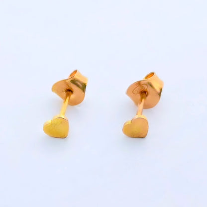Exklusiva hjärtörhängen i 18 karat guld med elegant, polerad yta – perfekt som romantisk gåva eller lyxig accessoar.