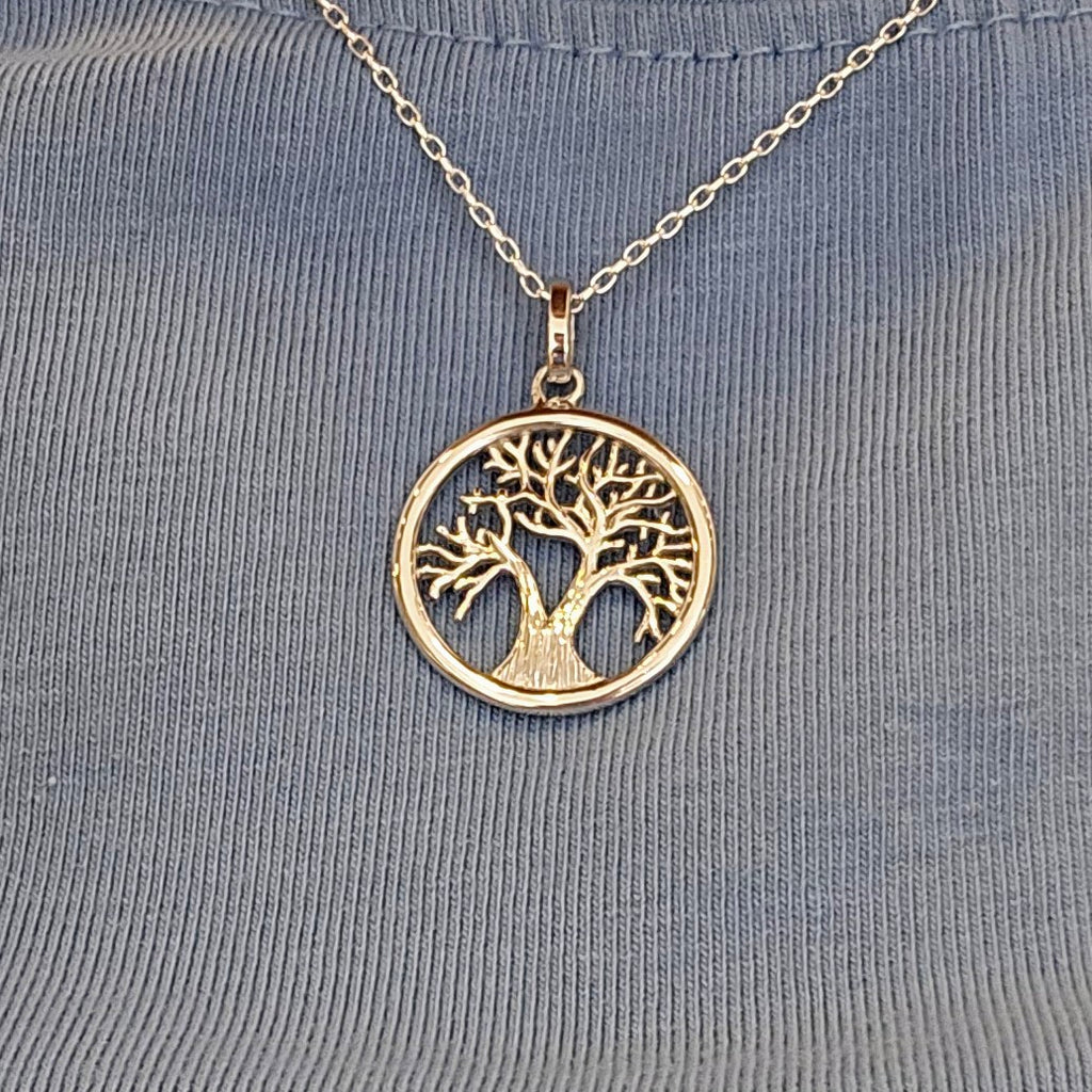 Elegant hängsmycke i äkta silver med design inspirerad av livets träd – en tidlös och meningsfull present till henne för födelsedag, årsdag eller alla hjärtans dag.