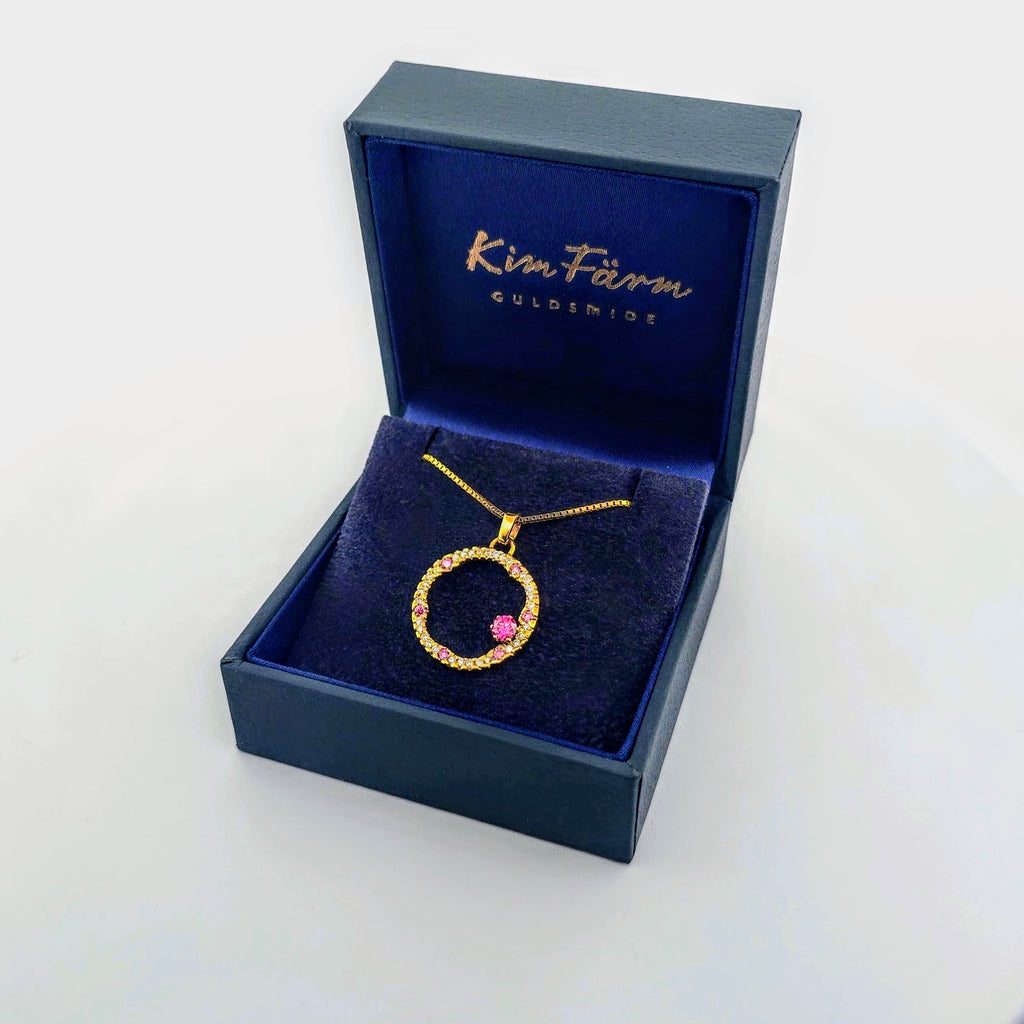 Hänge i 18k rödguld med en cirkelform prydd med vita och rosa moissaniter 