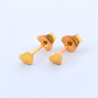 Exklusiva hjärtörhängen i 18 karat guld med elegant, polerad yta – perfekt som romantisk gåva eller lyxig accessoar.