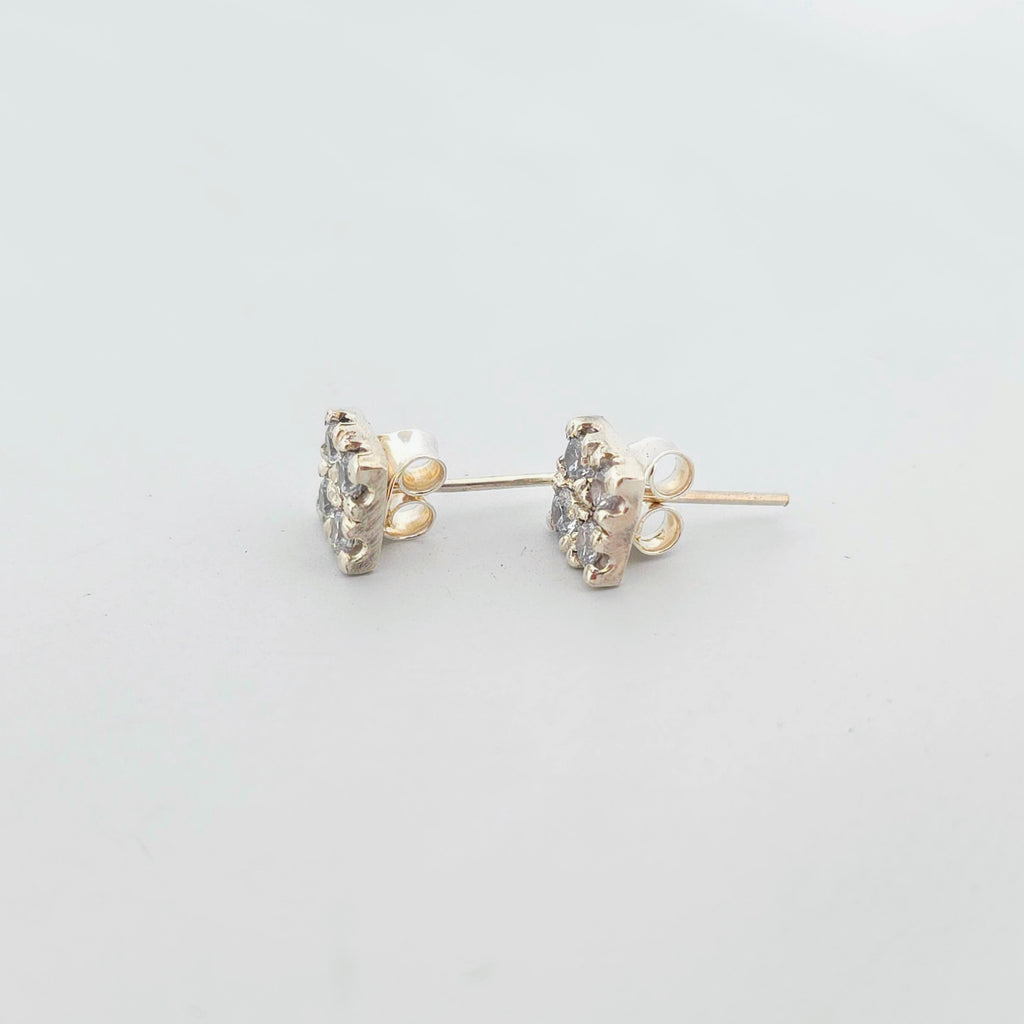 Eleganta örhängen i äkta silver med tidlös design – perfekt smycke för både vardag och fest eller som en present till henne.