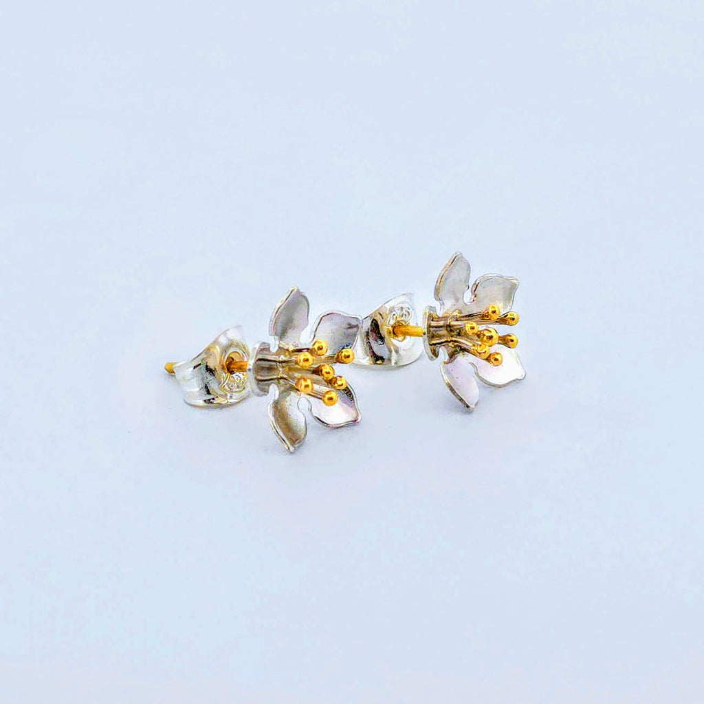 Unika örhängen i äkta silver med detaljer i 18 karat guld – perfekt smycke och lyxig present för henne till födelsedag, jubileum eller alla hjärtans dag.